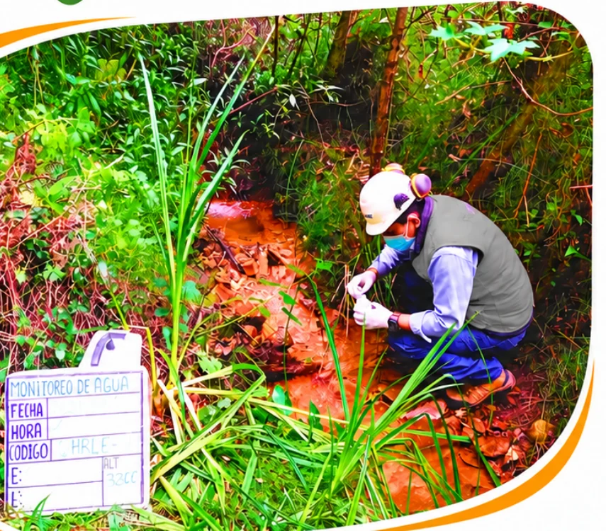 Personal de QYECO realizando monitoreo de agua en terreno natural