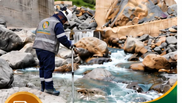 Profesional de QYECO realizando mediciones en un río